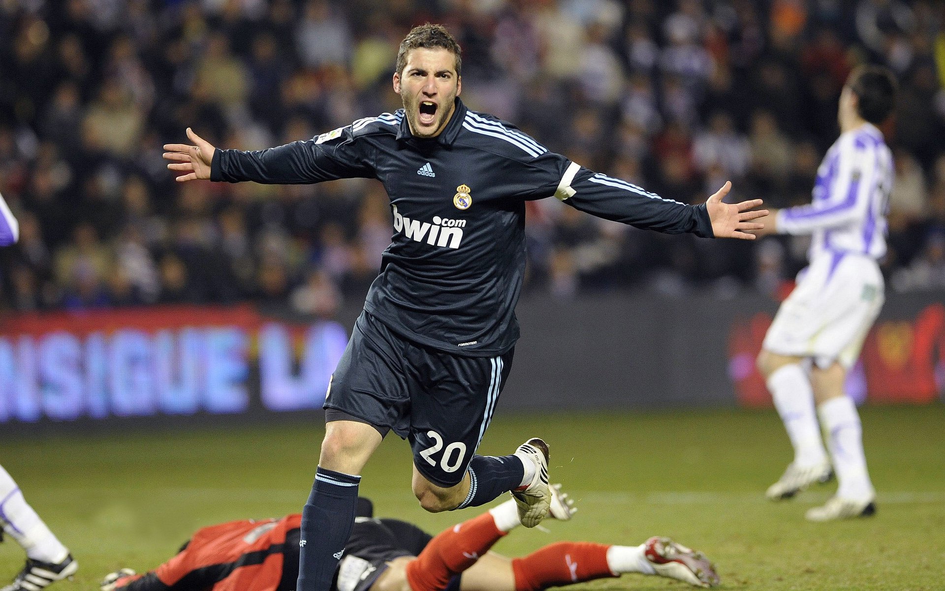 爱游戏官方入口-意甲焦点战之夜，莫兰特连续得分拉开差距，当足球遇见篮球的叙事狂欢