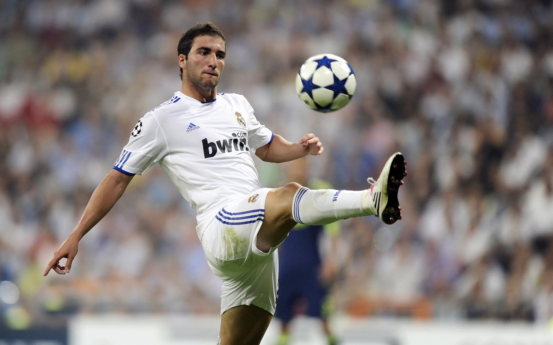 冰火对决，内马尔一剑封喉，切尔西险胜冰岛书写欧冠新传奇